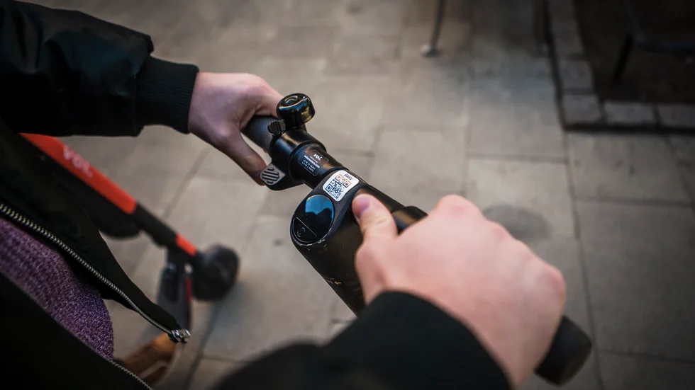 En elsparkcykel har stulits i centrala Enköping. Sparkcykeln och personen på bilden har ingenting med brottet att göra.