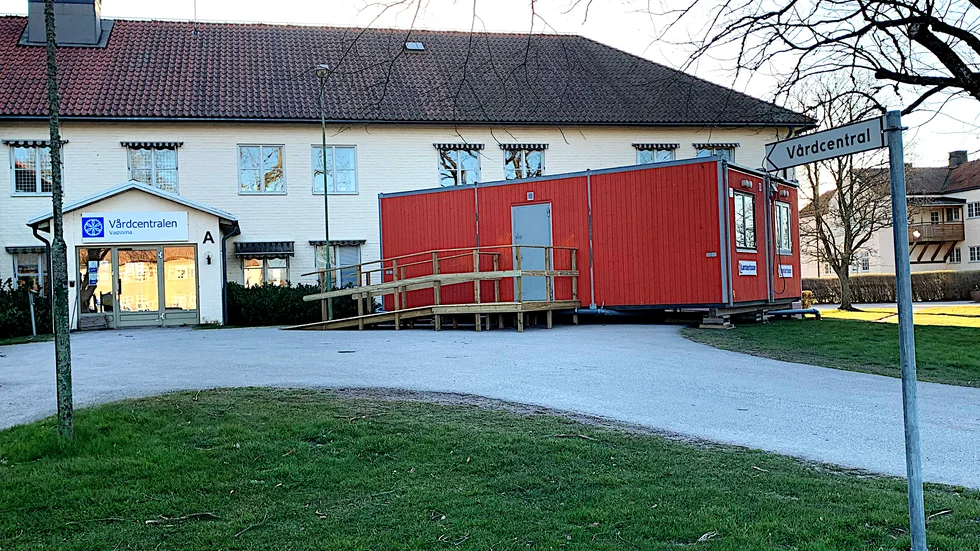 Patienter med bokade tider för luftvägssymtom kommer att undersökas i en bod utanför vårdcentralen.