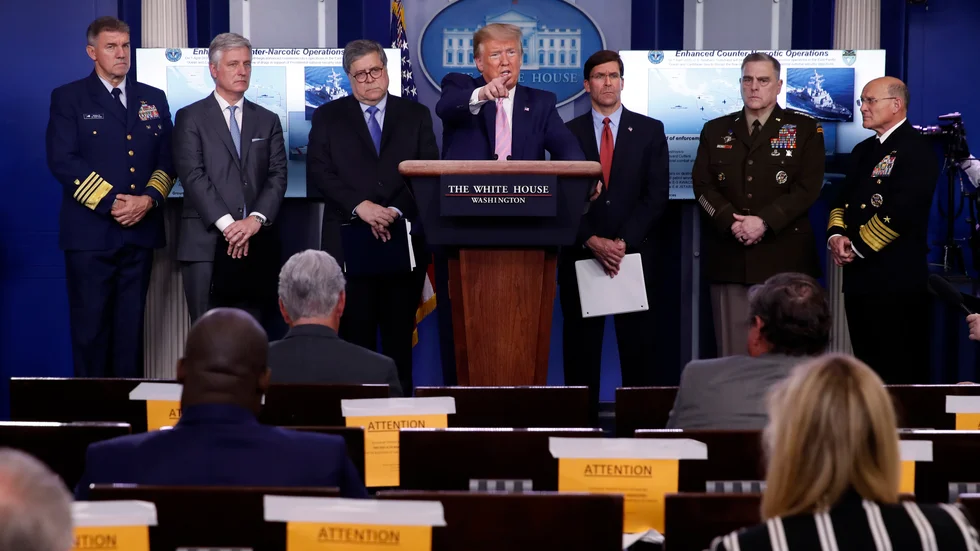 USA:s president Donald Trump flankerad av kustbevakningens chef Karl Leo Schultz, nationelle säkerhetsrådgivaren Robert O'Brien, justitieminister William Barr, försvarsminister Mark Esper, Pentagons försvarschef Mark Milley och marinens chef Michael Gilday.