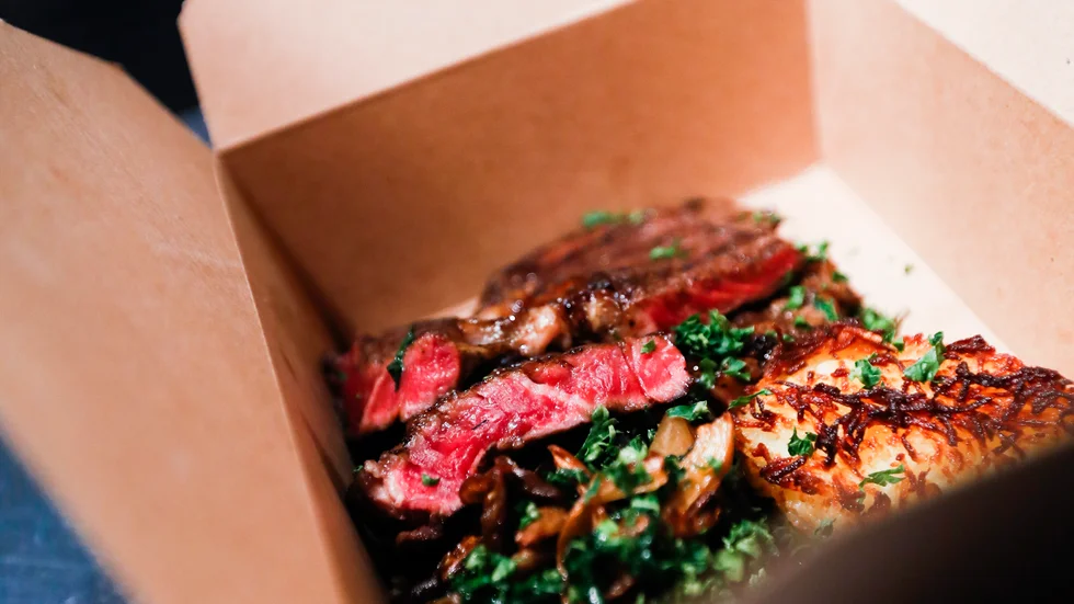 En flaska vin eller en hantverksöl som levereras med take away-maten kan vara avgörande för en restaurang eller ett bryggeris överlevnad, skriver Erik Grödahl.