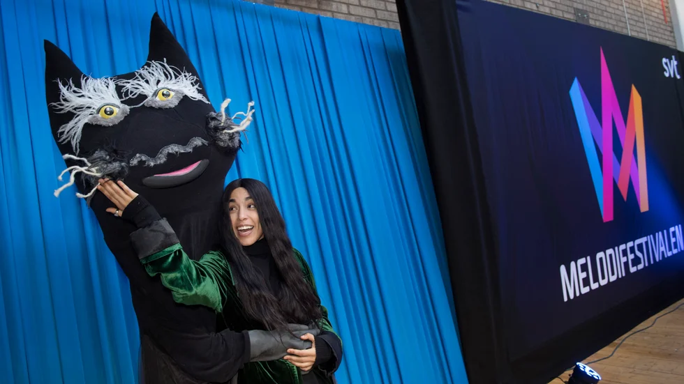 Sommarskuggan dyker upp igen. Här poserar hen med sångerskan Loreen. Arkivbild.