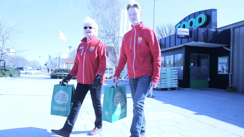 Eldsjälen Ingrid Rosenberg och Knut Andersson, hockeyspelare i Graip, hjälper människor med sin handel i coronatider.