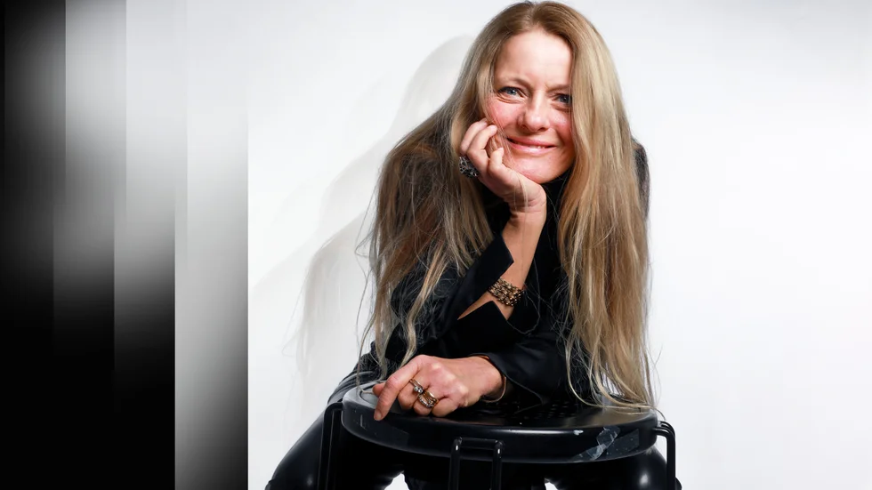 Lana Brunell är redan känd som sångerska, radioprofil och PR-ansvarig på Tekniska verken i Linköping. Nu är hon författare också. 