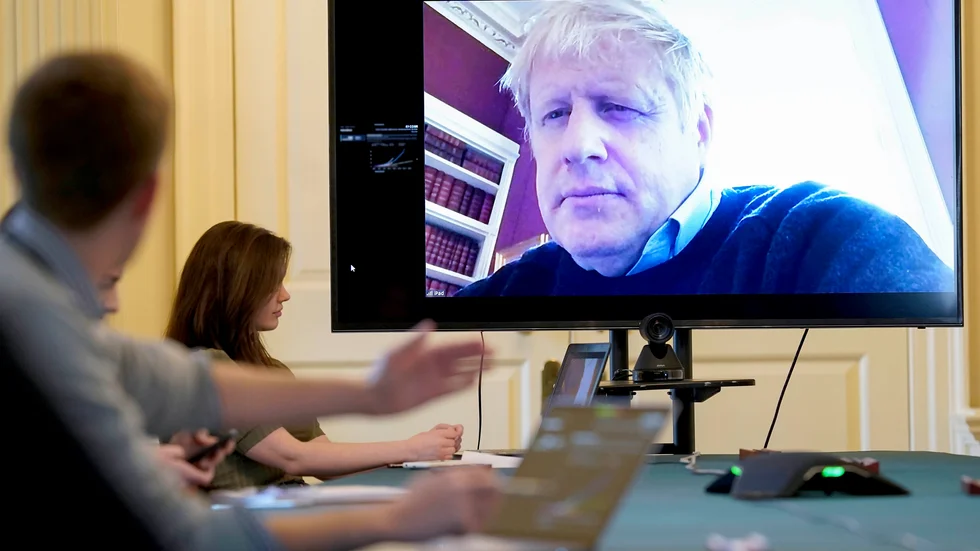 Boris Johnson leder ett regeringssammanträde från sin hemmakarantän den 28 mars, innan hans symptom förvärrades. Arkivbild.