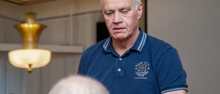 Chefer och vaktmästare gick före i vaccinationskön
