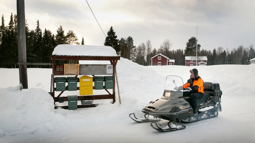 "I byar med äldre befolkning är tidningen en livlina som binder ihop en med resten av världen innan man drunknar i det välkända", skriver Anneli Mäkinen.