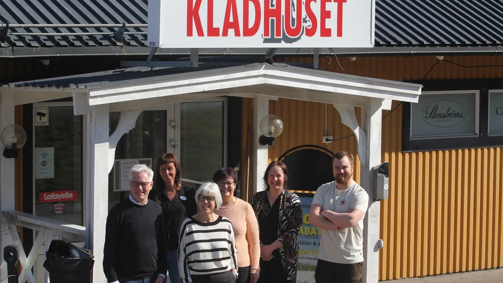 Thomas Andersson, Anna Larsson, Anette Andersson, Ingrid Starkenberg, Annelie Johnsson och Fredric Tillmar  på Klädhuset i Falerum märker av betydligt färre kunder de senaste veckorna.