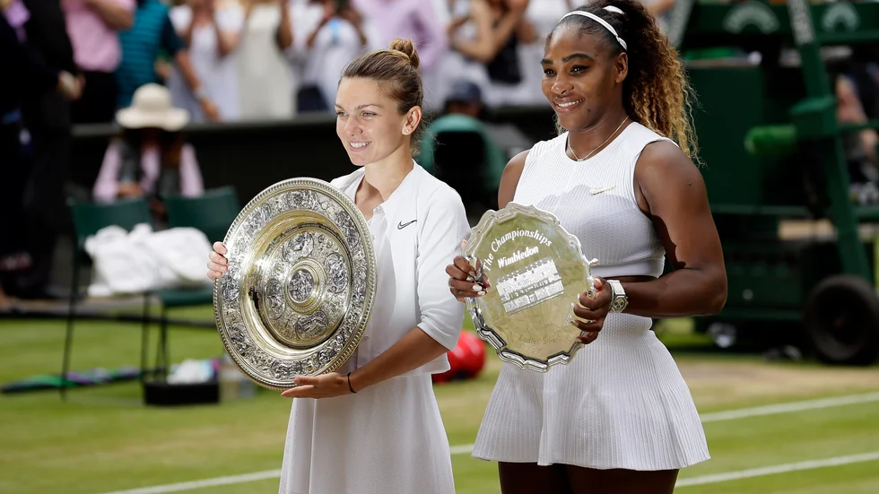 Simona Halep, vänster, besegrade Serena Williams, höger, i fjolårets final i Wimbledon. Men det ser inte ut som att rumänskan får försvara sin grand slam-titel i år. Arkivbild.