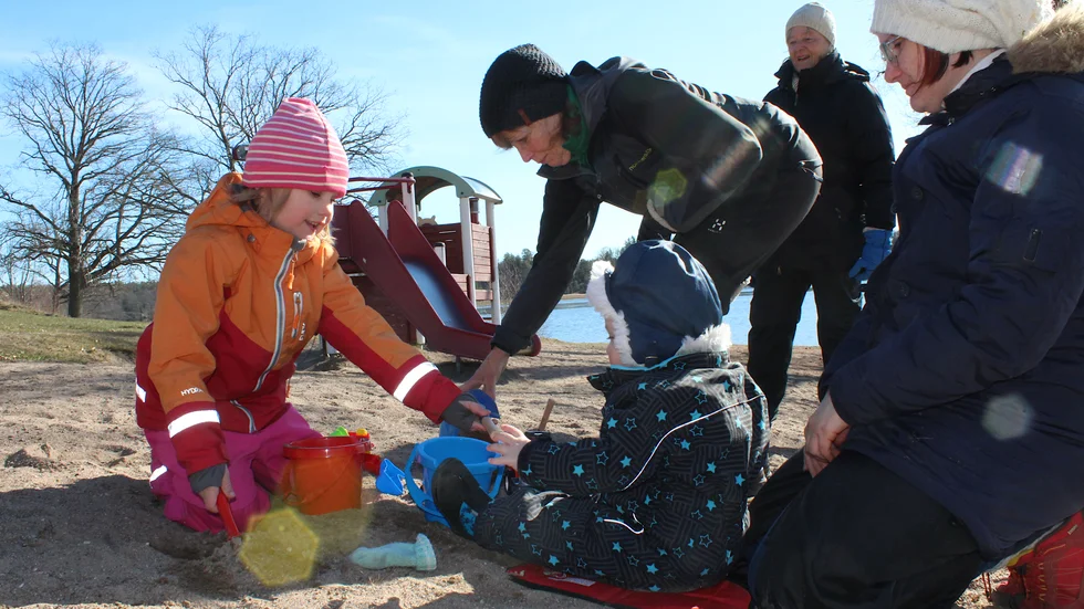 Barnen leker gärna i sanden. Sittande: Ruth och Elis Broström med mamma Evalena och bakom dem Helena Lindhe och Annethe Pettersson.