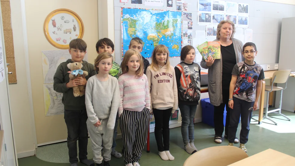 Klass 2 på Gunnebo skola skickade i september iväg nallen Preston ut i världen. Nu är han tillbaka. 