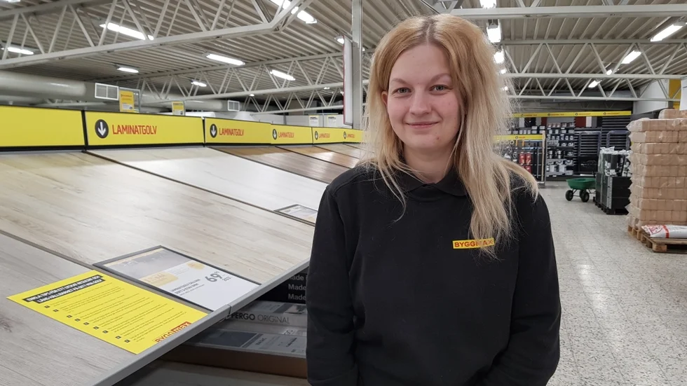 Jennifer Goode, platschef Byggmax i Mariannelund, säger att butiken kör ut byggvaror till 70-plussare utan kostnad den närmaste tiden.