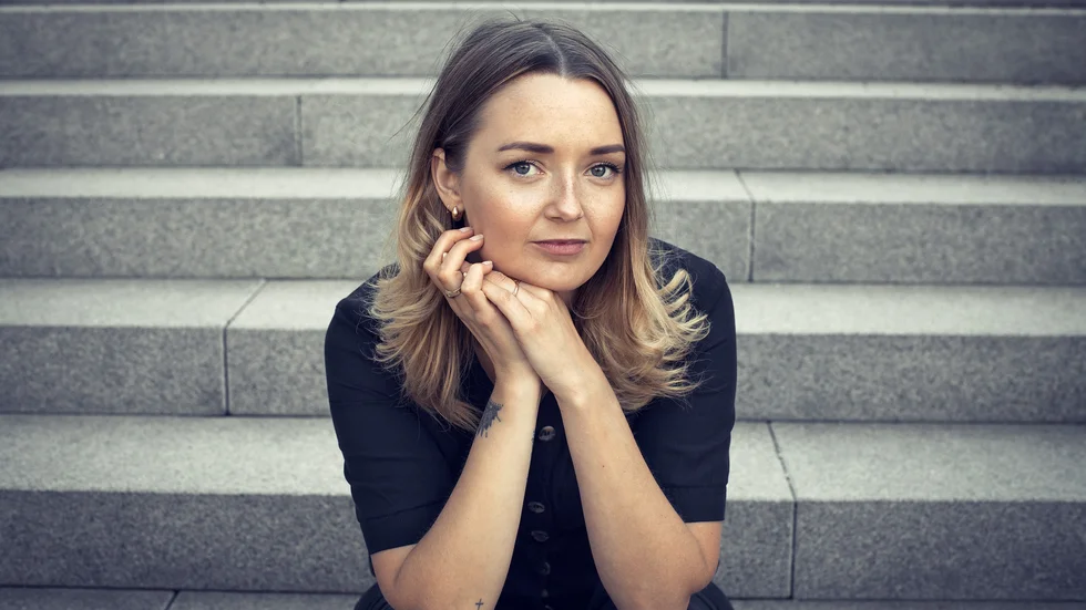 Elin Perssons debut "De afghanska sönerna" är en stilistiskt svidande kommentar över den byråkratiska myndighetsutövningen i integrationens Sverige, men recensenten Simon Olofsson.