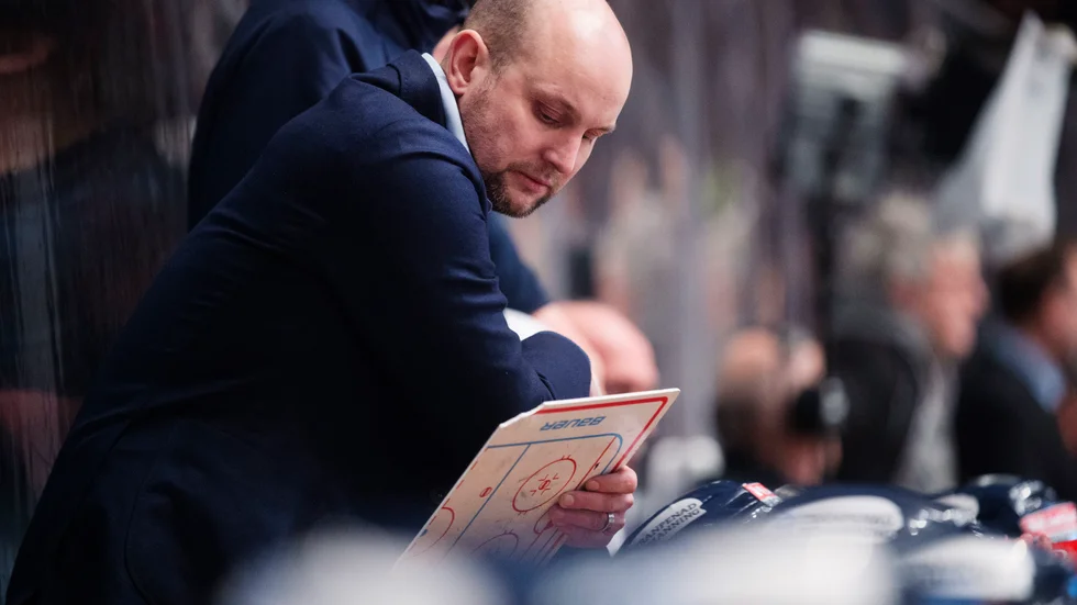 "I mitt huvud finns två tankemönster. Det ena är att vi ska få ihop en trupp så vi kan börja spela hockey. Det andra är att jag inte ens tror att vi kommer spela hockey. Hur ska det se ut då?". 