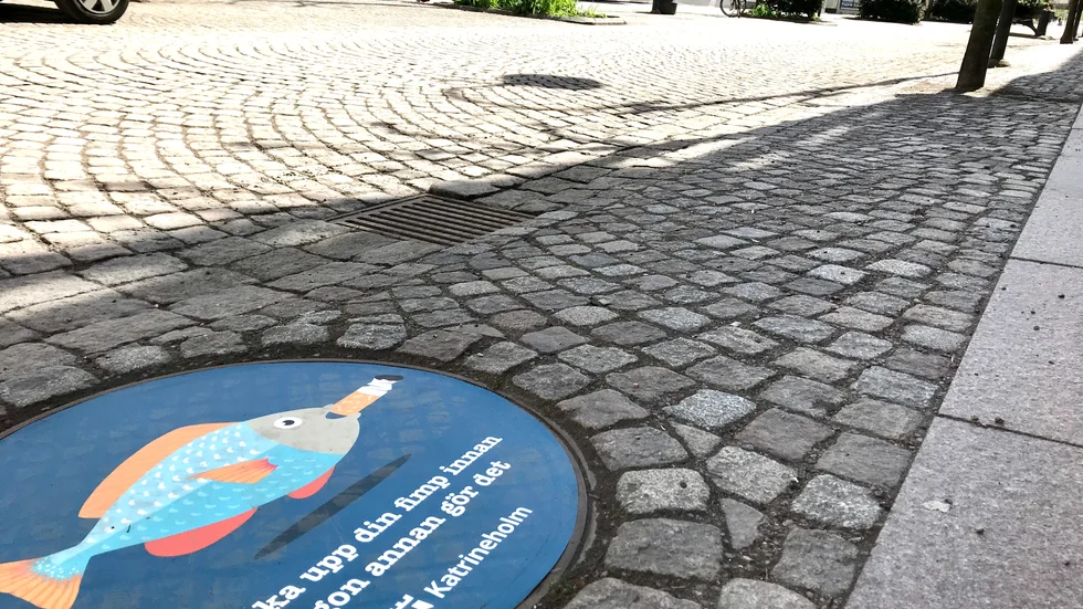 Nya klistermärken på brunnslocken i centrum ska uppmana till att inte slänga fimpar på marken.