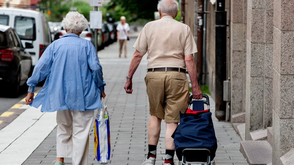 Vem drar maten när de äldre ska hålla social distans och hur fungerar det? Frågor som pensionärerna själva borde få diskutera med regionens företrädare..
