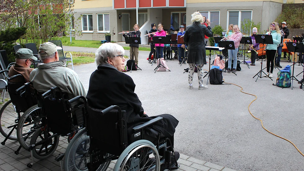 Bo Holmer, Harry Johansson och Anna-Maj Winér njuter av musiken från Kulturskolans 11-åringar i blåsorkestern Rockstar.
