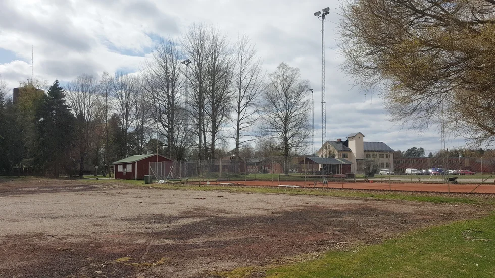 Tierps kommun planerar för två padeltennisbanor på den här grusytan i Tennisparken i Tierps köping. Kostnaden är beräknad till 2,5 miljoner kronor.