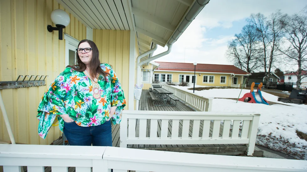 Förhindra smittspridningen står högt upp på den nya förskolans agenda. Därför möter föreningens ordförande Anna Karlsson upp utomhus.