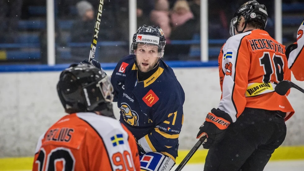 Adam Eriksson väljer att lägga av med hockeyn.