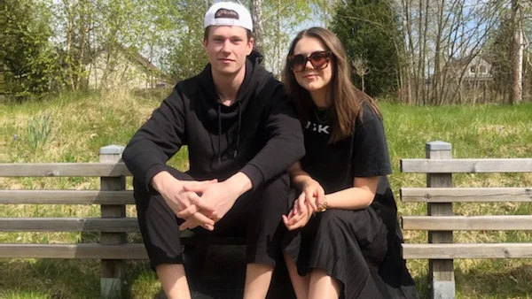 Isac Green och Klara Karlsson i studentkommittén har träffat skolledningen efter senaste beslutet om studenupplägget. "Man får bara acceptera att det är så här förutsättningarna är".
