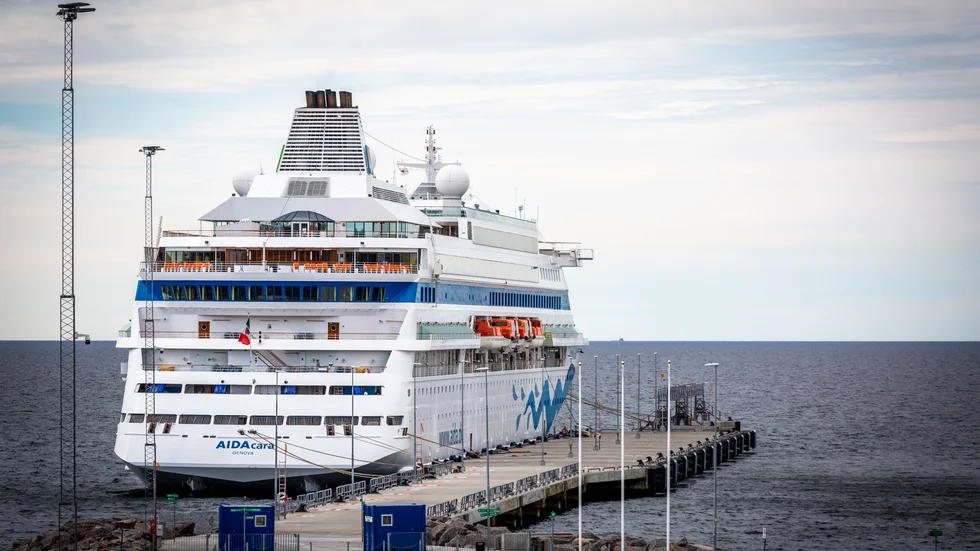 Till kryssningskajen är det förberett för att kunna dra elanslutning i framtiden. Om man får fartyg som kommer ofta och har en anslutning som går att använda.