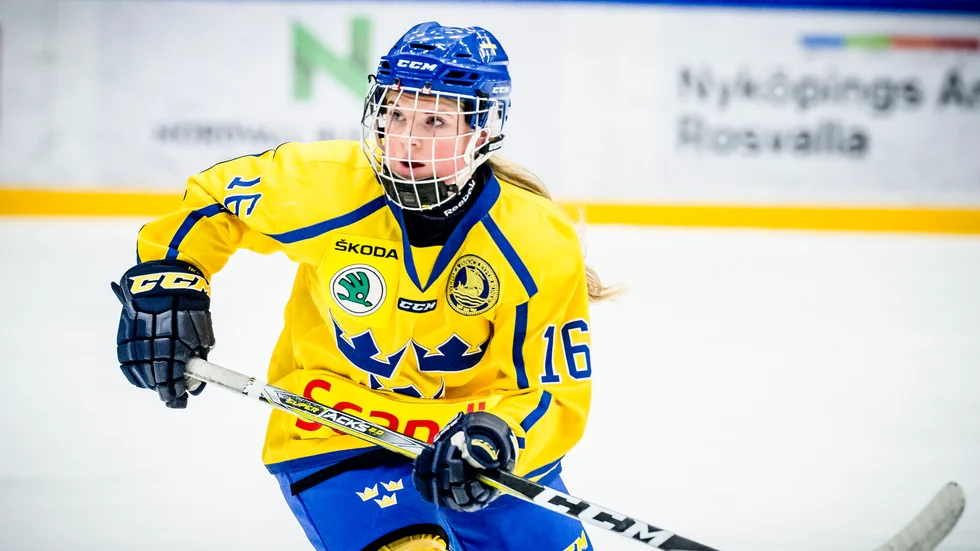 Nyköpingstjejen Lova Blom har åter tagit plats i Damkronorna. Nu väntar läger med matcher mot Norge.