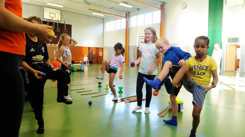 Barnen som gått Cirkus Cirkörs cirkusskola ska få gå på cirkusföreställning.