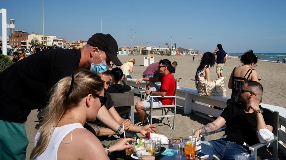 Sedan i början av juni får vi semestra i Italien igen. Bild från en strand utanför Rom i maj 2020.
