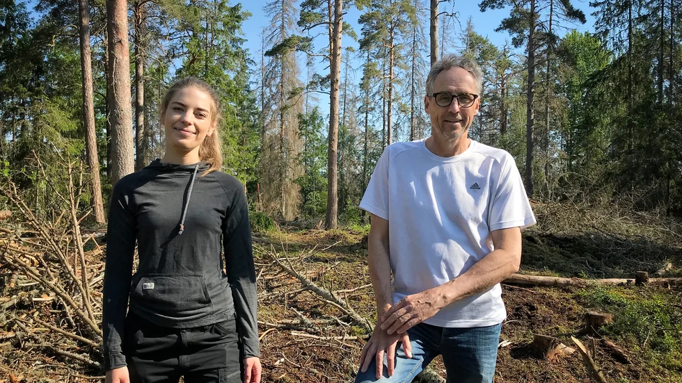 När granar försvinner gynnas bland annat lövträd som ek, som det finns gott om i Hammaren. Mindre exemplar kommer nu att kunna växa sig större, berättar ekologen Beatrice Lindius Svensson och markförvaltaren Peter Nyström.