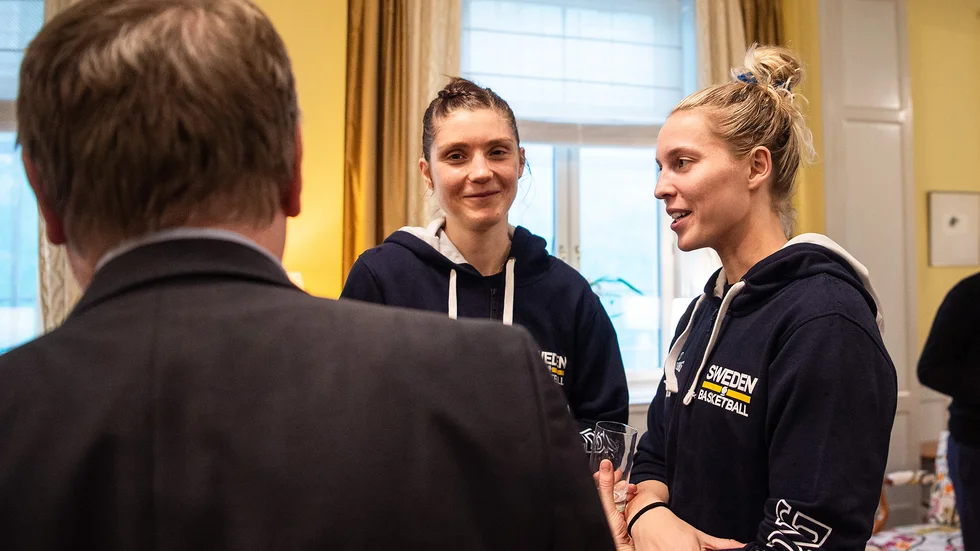 Josefin Vesterberg och Ellen Nyström under en landslagsträff. Snart kan de vara klubbkompisar i Luleå Basket igen.