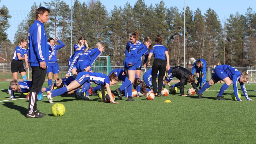 En av anledningarna till att DFK Värmbol lägger ned sitt division 4-lag är kommunens höga hyror för träningar och matcher. Även KSK lägger ned sitt U-lag av samma skäl.