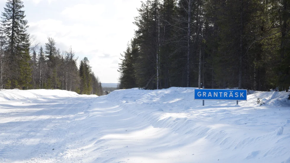 En arbetare fick bestående skador i höger hand och tumme efter en olycka som enligt Riksenheten för miljö- och arbetsmiljömål kunnat undvikas om arbetsgivaren följt sina skyldigheter.