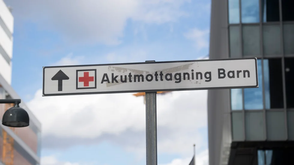 Det var i slutet av december 2017 som den unga Enköpingsflickan fördes till sjukhus, svårt nedkyld efter att ha tvångsbadats i kallt vatten.