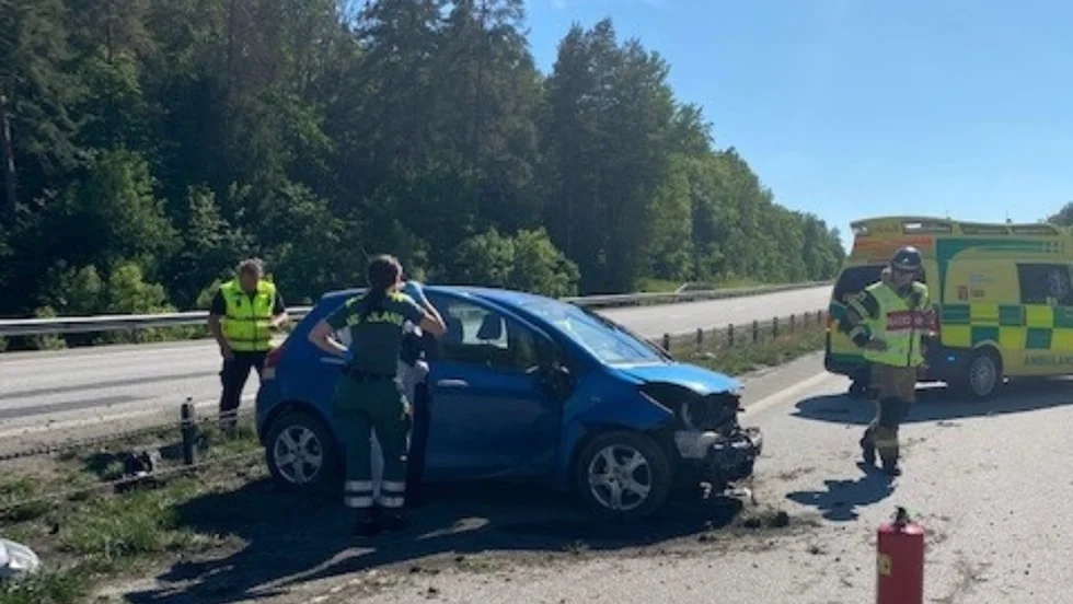 I bilen färdades en person som enligt räddningstjänsten inte är allvarligt skadad.