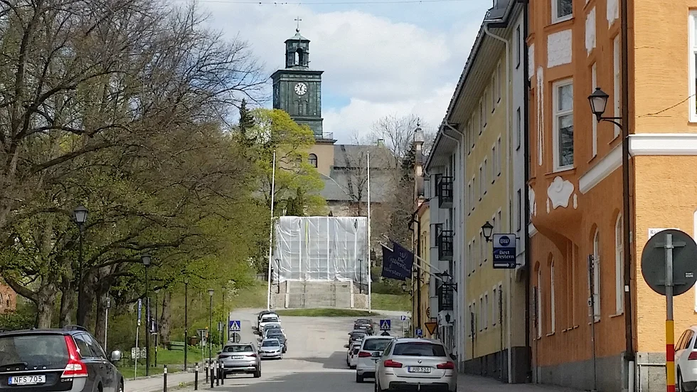 Portalen in till Vårfrukyrkan och kyrkogården renoveras och arbetet beräknas vara klart före semesterperioden.