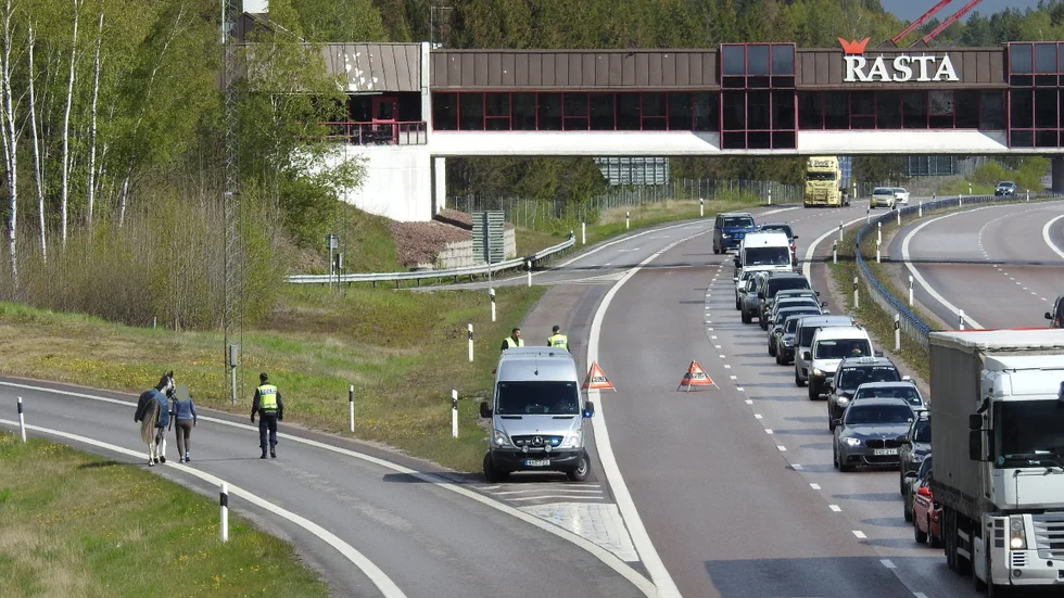Hästen fick ledas till en ny transport under överseende av polis och räddningstjänst.