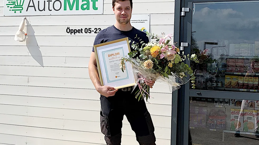 22-årige Edvin Johansson har fått Axfoods/Dagabs pris som Årets fria servichandlare.