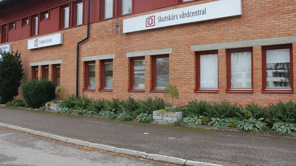 "Det är inget insynsskydd alls, utan den sjuke får ta av sig på överkroppen till allmän beskådan", skriver uppgiftslämnaren till tidningen. 