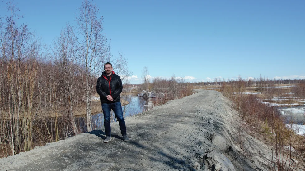 Per Johansson visar vallen som finns till för att skydda stadsviken i Haparanda mot vårfloden.