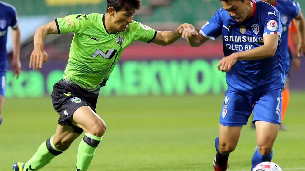 Kim Jin-su i Jeonbuk Motors i duell med Suwon Bluewings Park Dae-won när den sydkoreanska ligan inleddes.