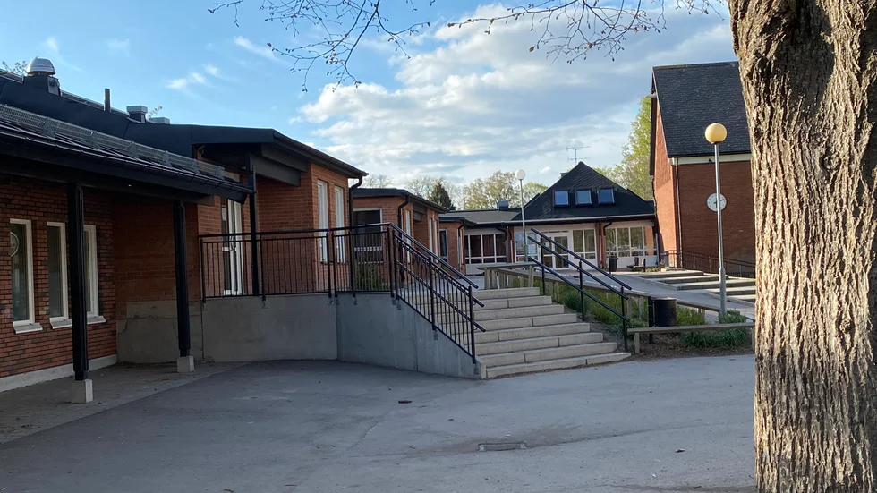 Den här våren har kommunen fått beställa fler rundor av väktarbolaget i Eneby och Sandbyhov. Så unga barn som åtta-nioåringar misstänks att ha varit med om skadegörelse på skolor i Eneby.