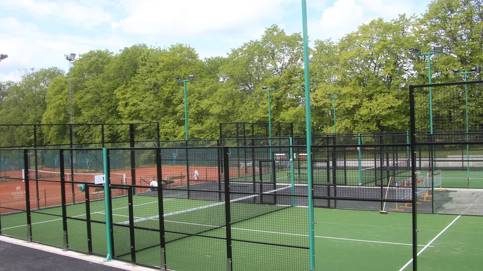 Två nya padelbanor. Det är vad som tagit plats efter att tennisbanan längst upp mot parkeringen nu ersatts.
