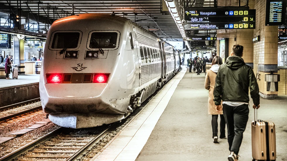 "Just nu är risken att vi kör hit viruset med tåg och tappar samtidigt östgötska arbetstillfällen", menar skribenten. 