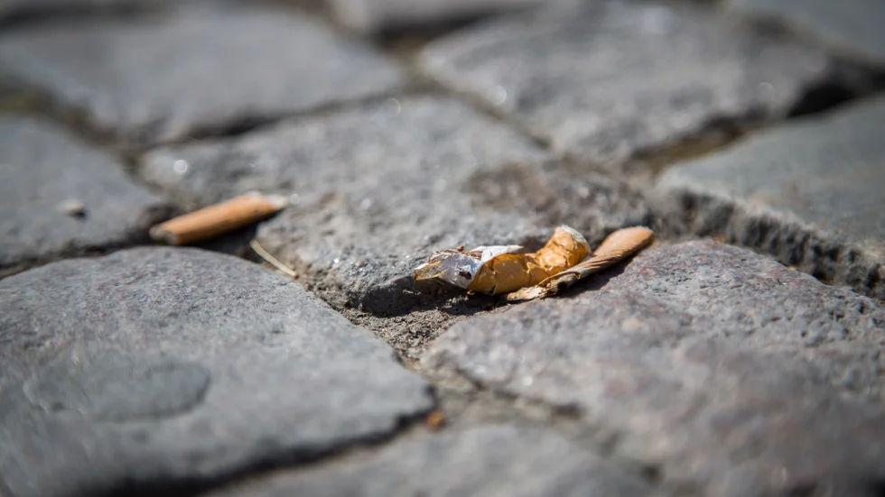 Sedan 2022 är det straffbart att slänga fimpar, snus och tuggummi på marken.