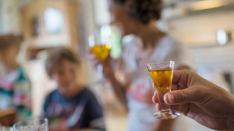 Eskilstunapolisen vädjar till tonårsföräldrar att prata med sina barn om festande under midsommarhelgen.  