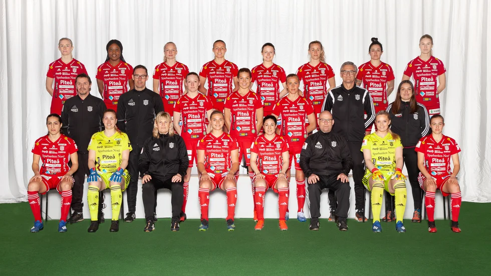 Översta raden från vänster: Lena Blomkvist, Faith Ikidi Michael, Astrid Larsson, Selina Henriksson, Cailin Michie, Linn Vikström, Fernanda Da Silva, Linnea Selberg. Mitten: matrialförvaltare Stig Blomkvist, målvaktstränare Peter Bergstedt, Cajsa Hedlund, Nina Jakobsson, Julia, Karlernäs, lagläkare Arne Zingmark, fysioterapeut Ainhoa Abrisketa. Sittande: Sejde Abrahamsson, Caroline Frykgård, tränare Anneli Andersèn, Ellen Löfqvist, Josefin Johansson, Tränare Stellan Carlsson, Guro Pettersen, Vilma Koivisto. Saknas: Sofia Wännerdahl