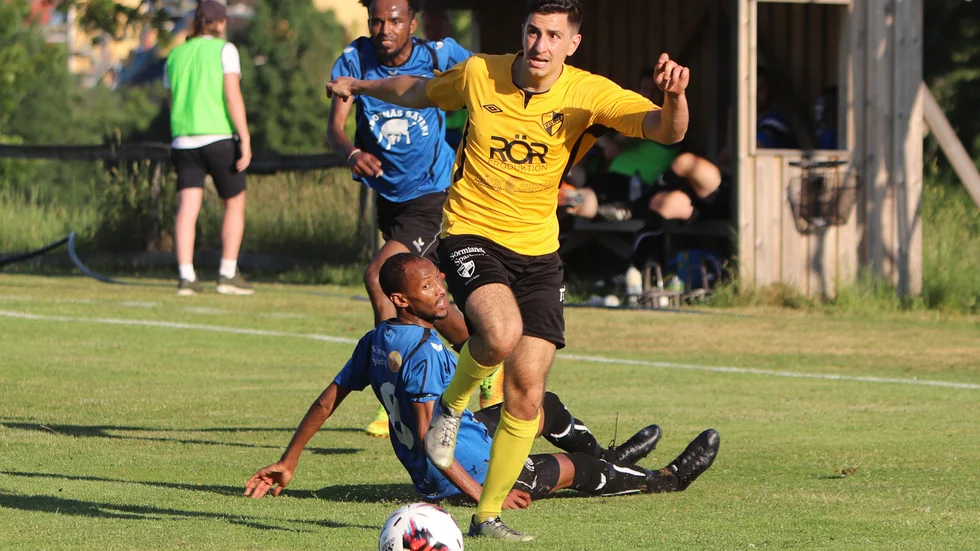 Josef Qya låg bakom Ercisbergs båda mål i segermatchen mot Hälleforsnäs som tog Forssjölaget till åttondel i DM-fotbollen.