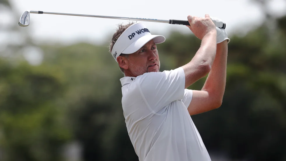 Engelsmannen Ian Poulter leder efter första dagens PGS-spel i South Carolina.