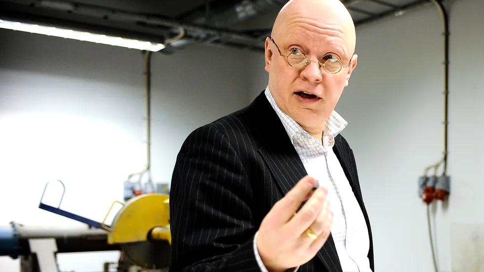 De är tunnelseende från de här nationalekonomerna, säger Pär Weihed, professor vid Luleå tekniska universitet, som svar på kritiken.