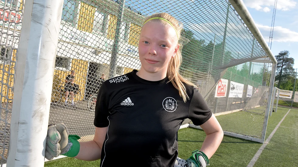 Nu startar äntligen säsongen och Hedda Oja får göra debut i division 1 för Notviken. "Oj, vad jag har längtat", säger hon.